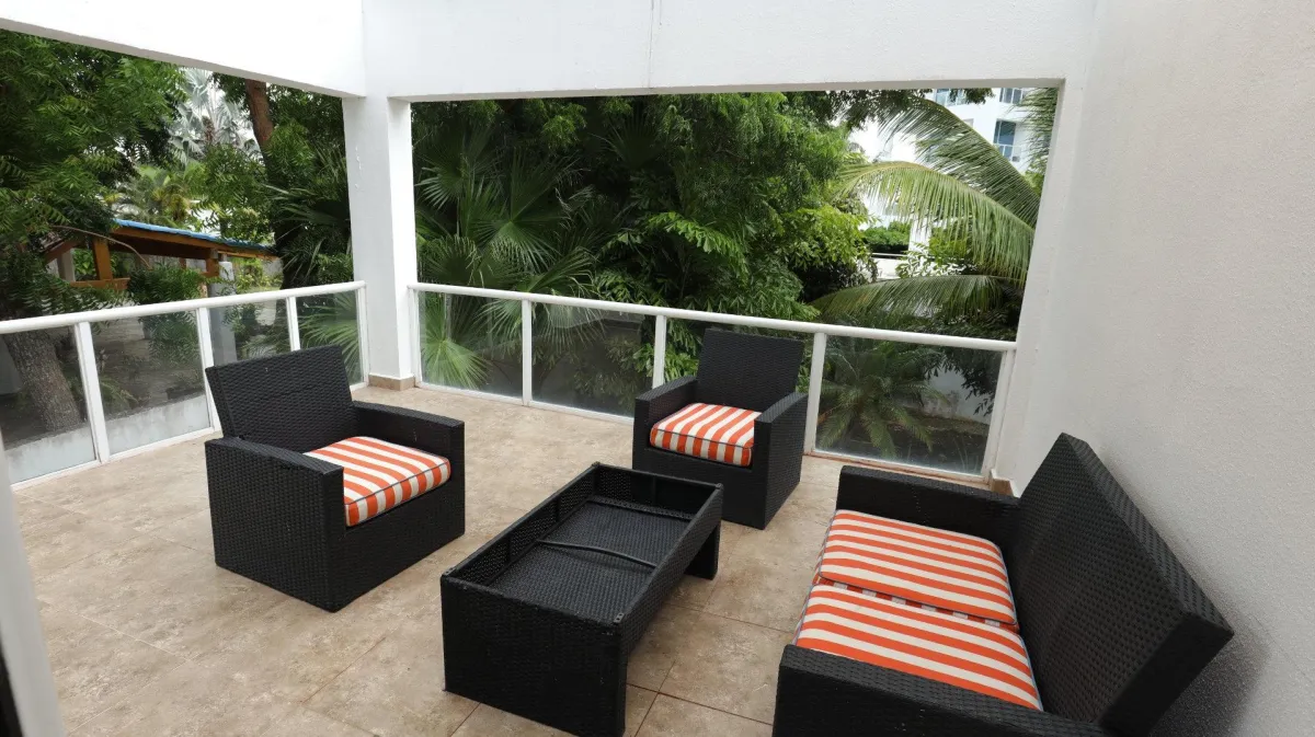 Apartamento Amoblado de 2 Niveles con Balcón y terraza cerca de la Playa