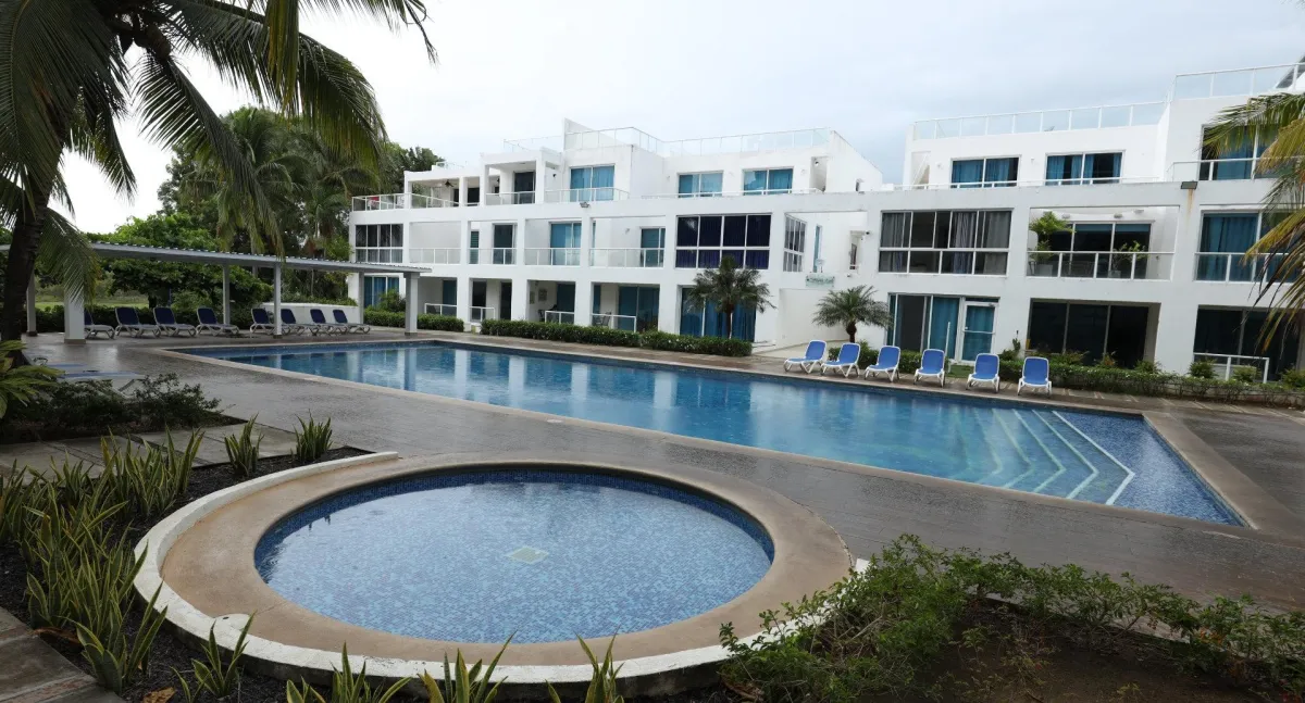 Apartamento Amoblado de 2 Niveles con Balcón y terraza cerca de la Playa