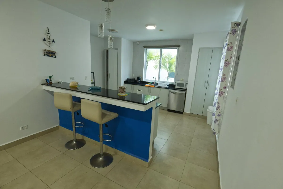 Apartamento Amoblado de 2 Niveles con Balcón y terraza cerca de la Playa