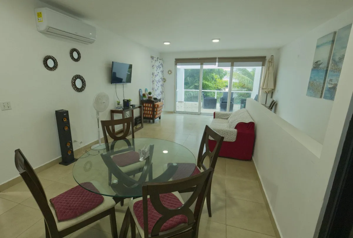 Apartamento Amoblado de 2 Niveles con Balcón y terraza cerca de la Playa
