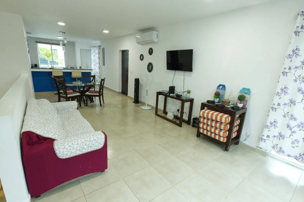 Apartamento Amoblado de 2 Niveles con Balcón y terraza cerca de la Playa