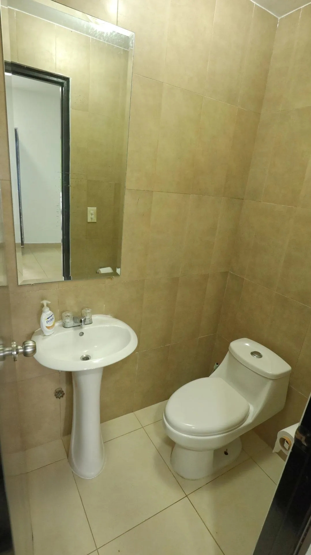 Apartamento Amoblado de 2 Niveles con Balcón y terraza cerca de la Playa