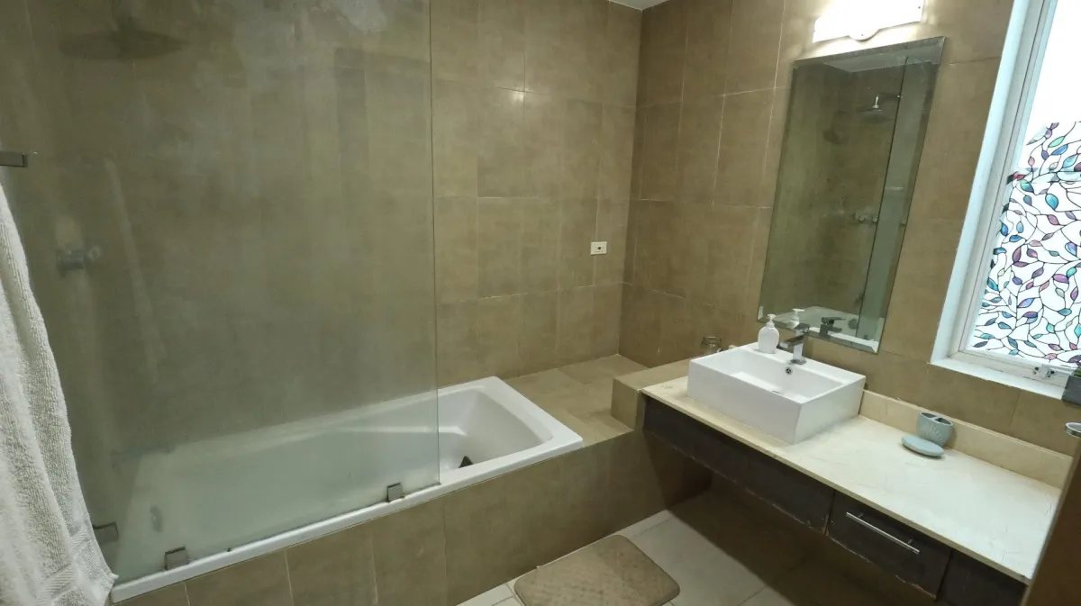 Apartamento Amoblado de 2 Niveles con Balcón y terraza cerca de la Playa