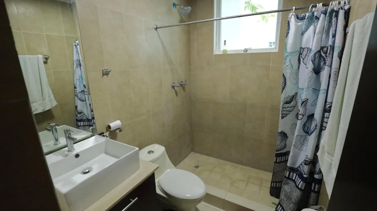 Apartamento Amoblado de 2 Niveles con Balcón y terraza cerca de la Playa