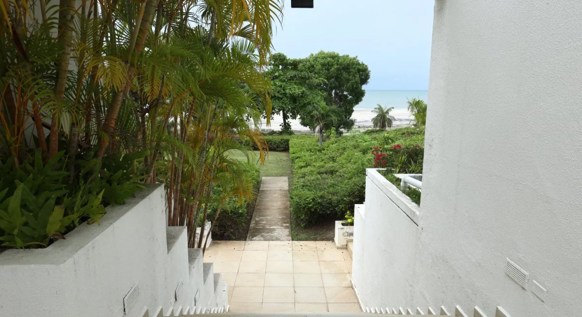Apartamento Amoblado de 2 Niveles con Balcón y terraza cerca de la Playa