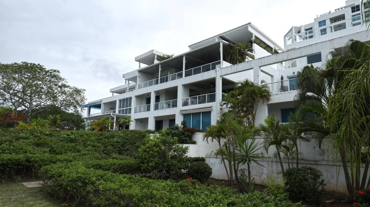 Apartamento Amoblado de 2 Niveles con Balcón y terraza cerca de la Playa