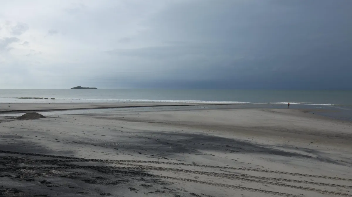 Apartamento Amoblado de 2 Niveles con Balcón y terraza cerca de la Playa