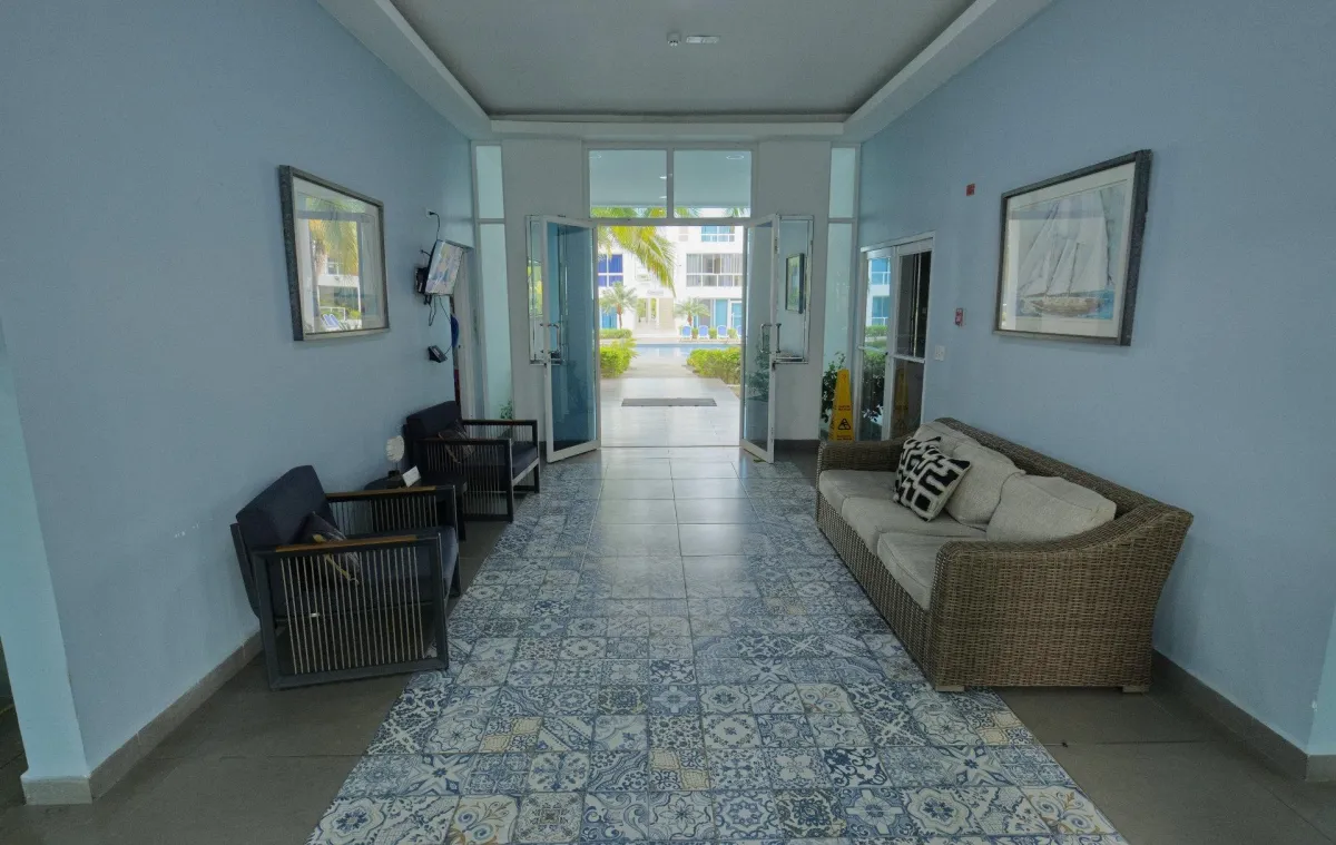 Apartamento Amoblado de 2 Niveles con Balcón y terraza cerca de la Playa