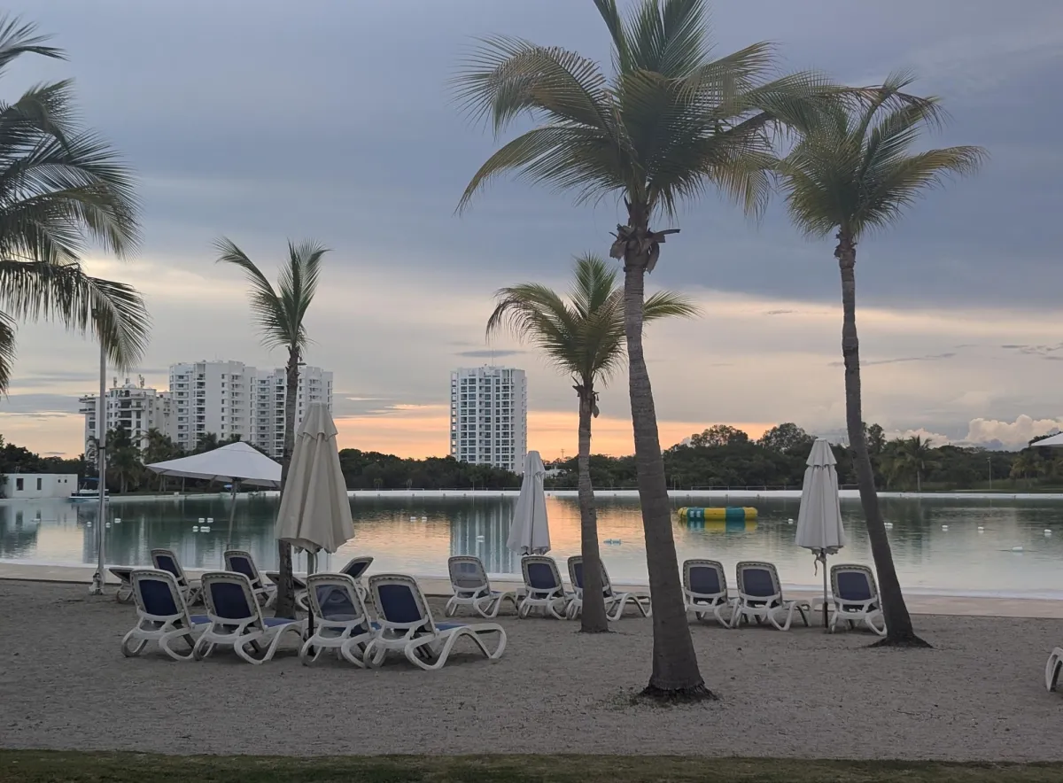 Apartamento Amoblado de 2 Niveles con Balcón y terraza cerca de la Playa
