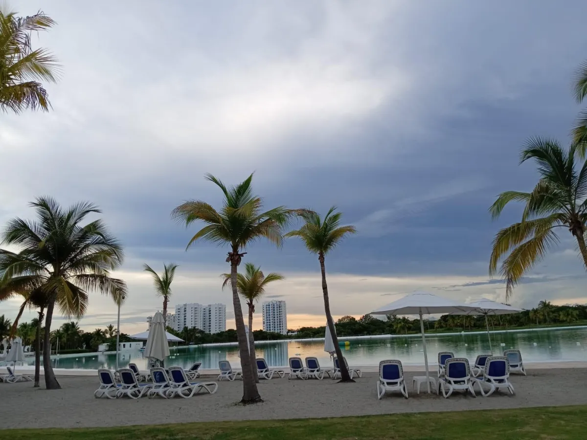 Apartamento Amoblado de 2 Niveles con Balcón y terraza cerca de la Playa