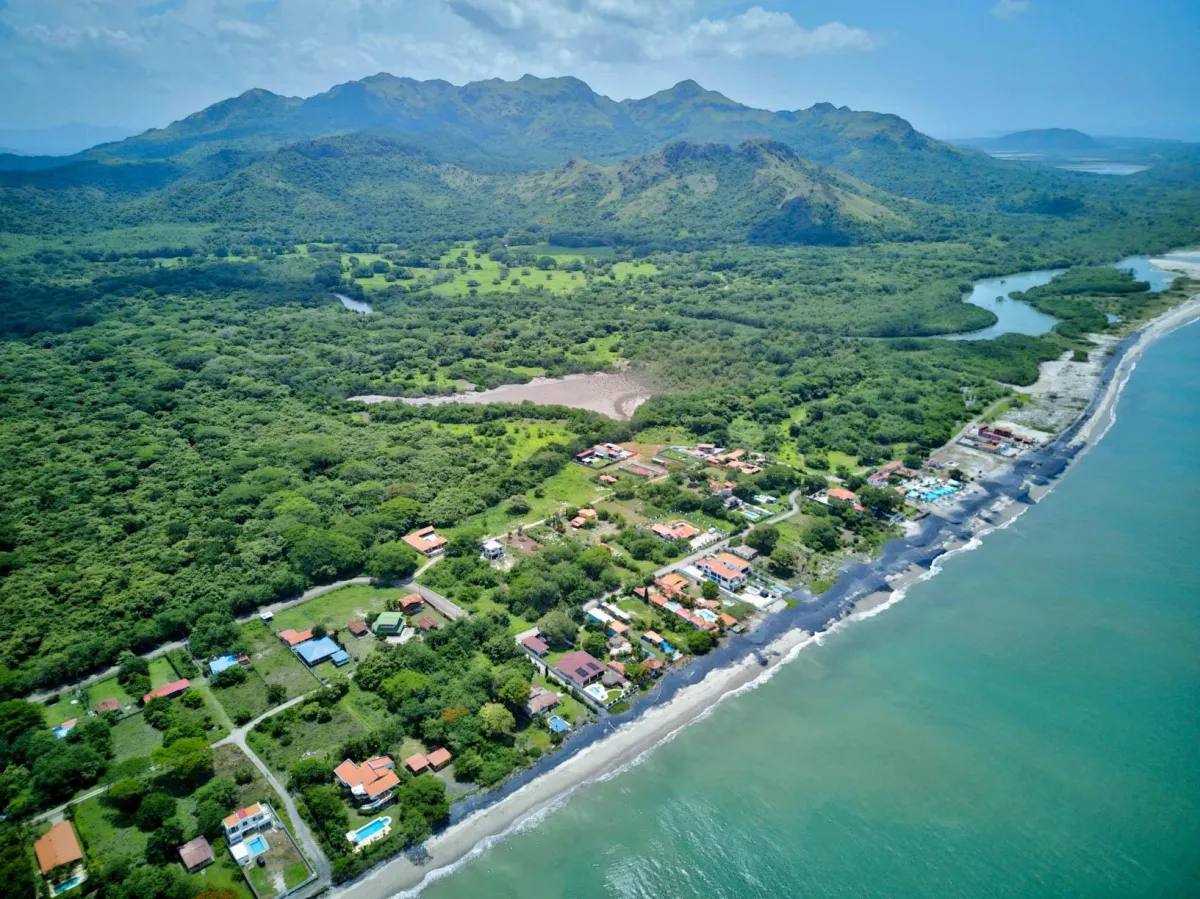 Oceanside lot for sale in Playa Malibu Gorgona Pan