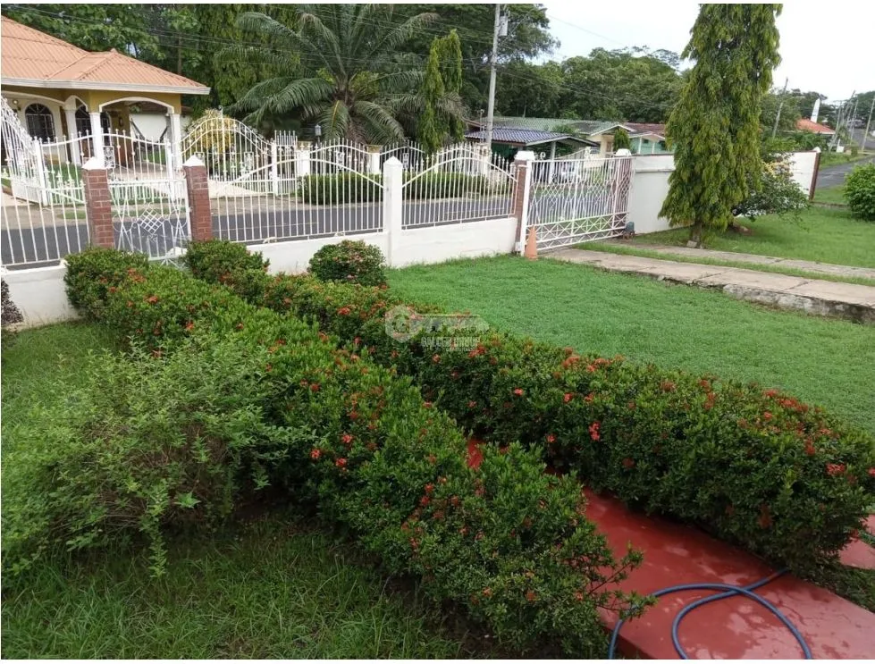 VILLA DE LOS SANTOS / 1775 M2 / TERRACE / 20 MINUTES FROM BEACHES