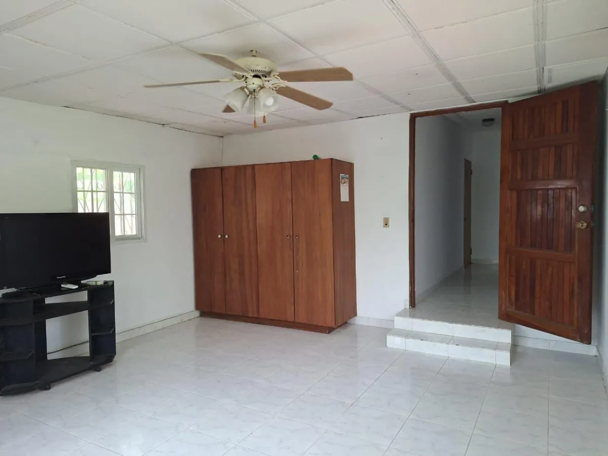 House with pool on the main road of Nueva Gorgona