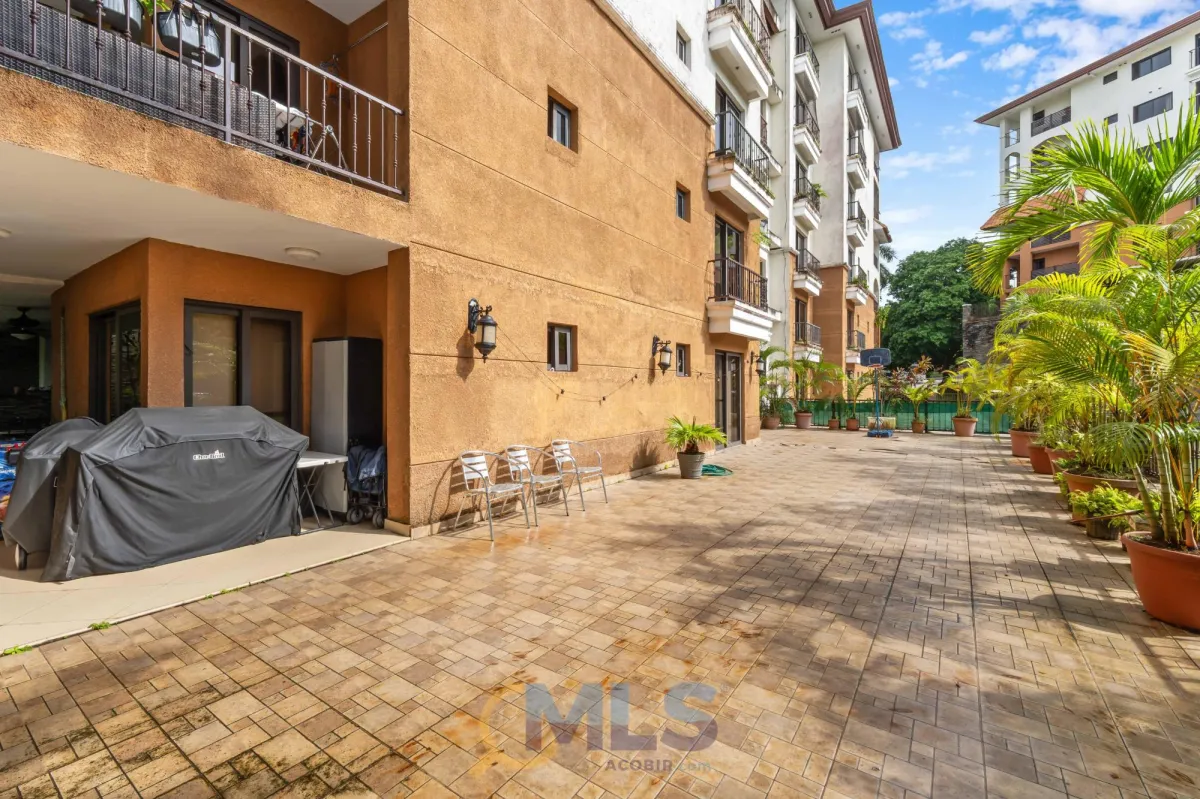 APARTMENT WITH TERRACE IN EMBASSY CLUB COURTYARD