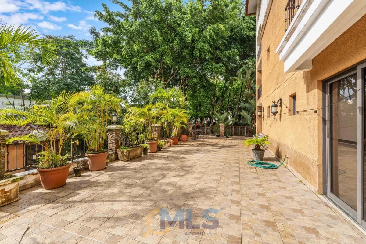 APARTMENT WITH TERRACE IN EMBASSY CLUB COURTYARD