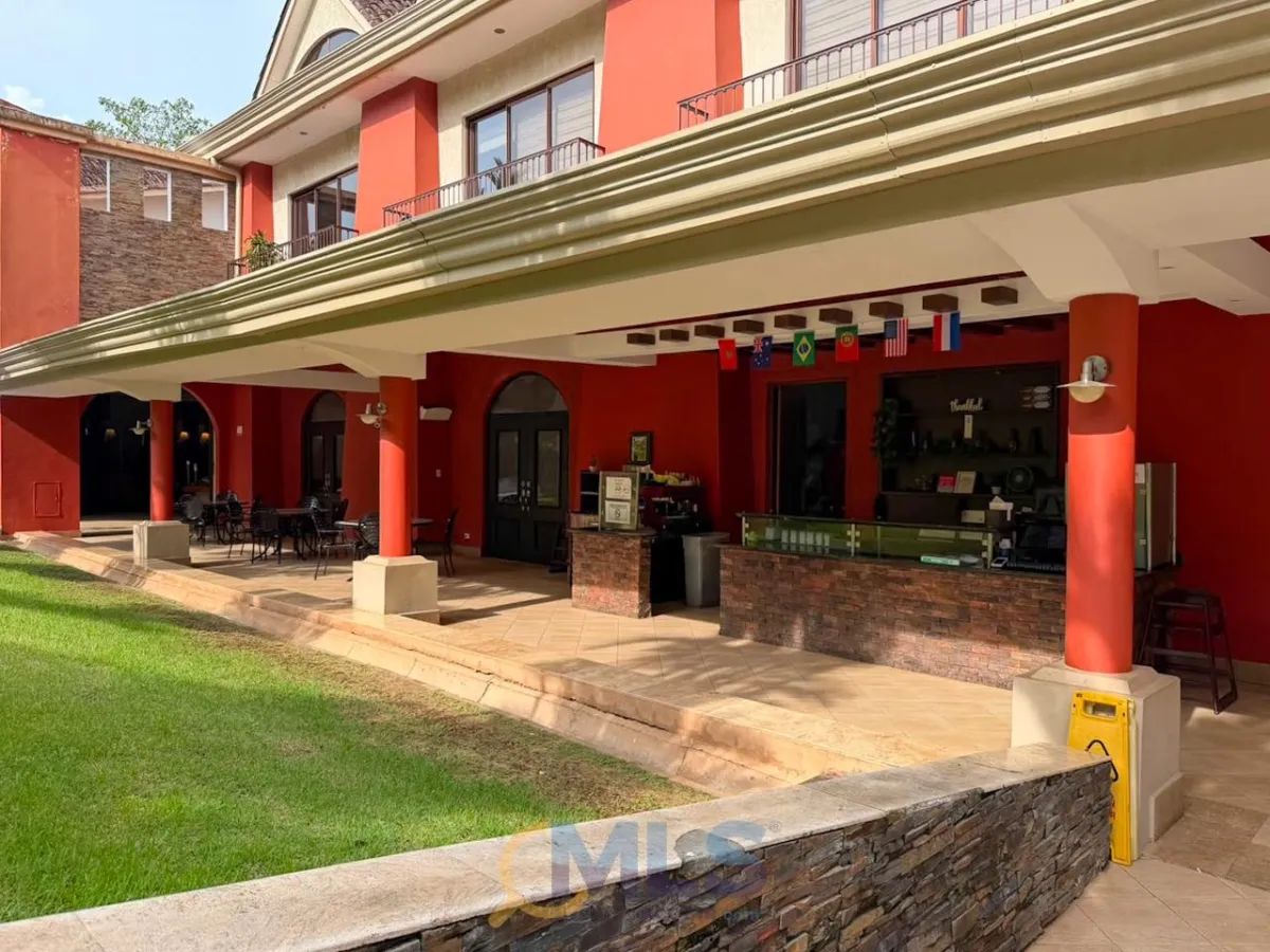APARTMENT WITH TERRACE IN EMBASSY CLUB COURTYARD