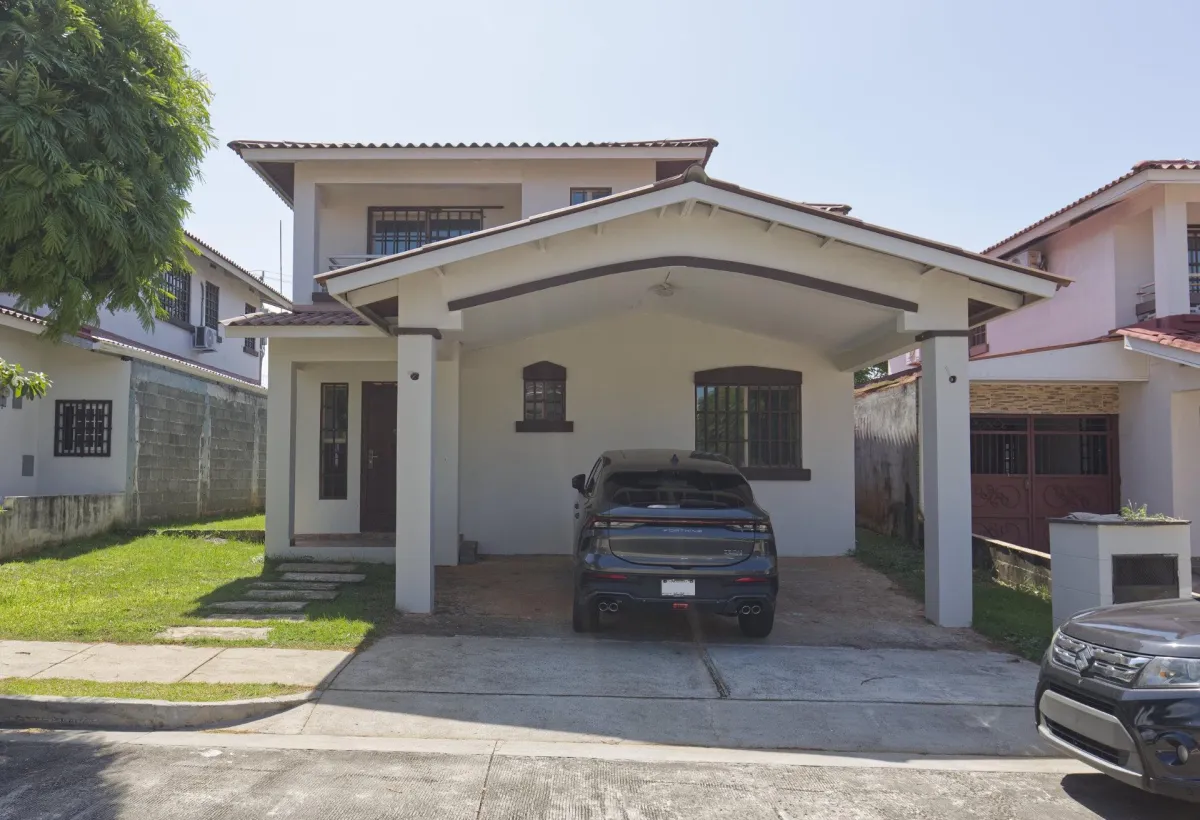 Two-story house for sale in Costa Verde