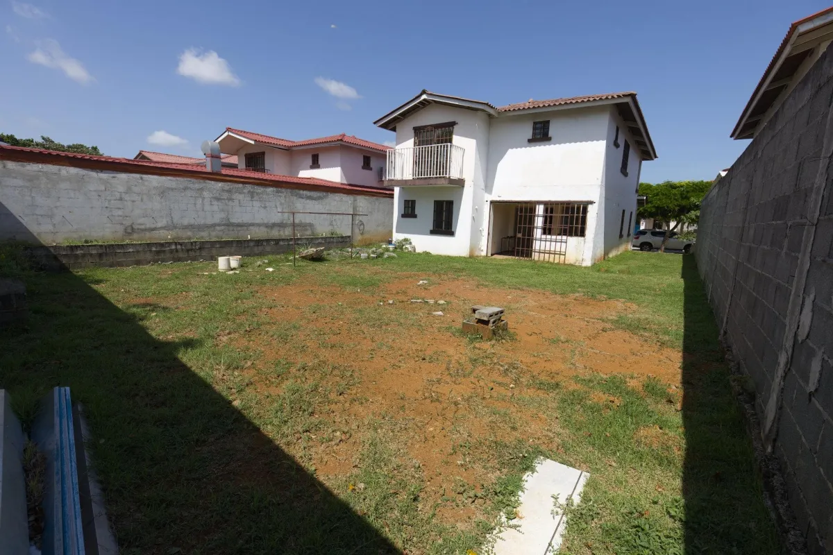Two-story house for sale in Costa Verde