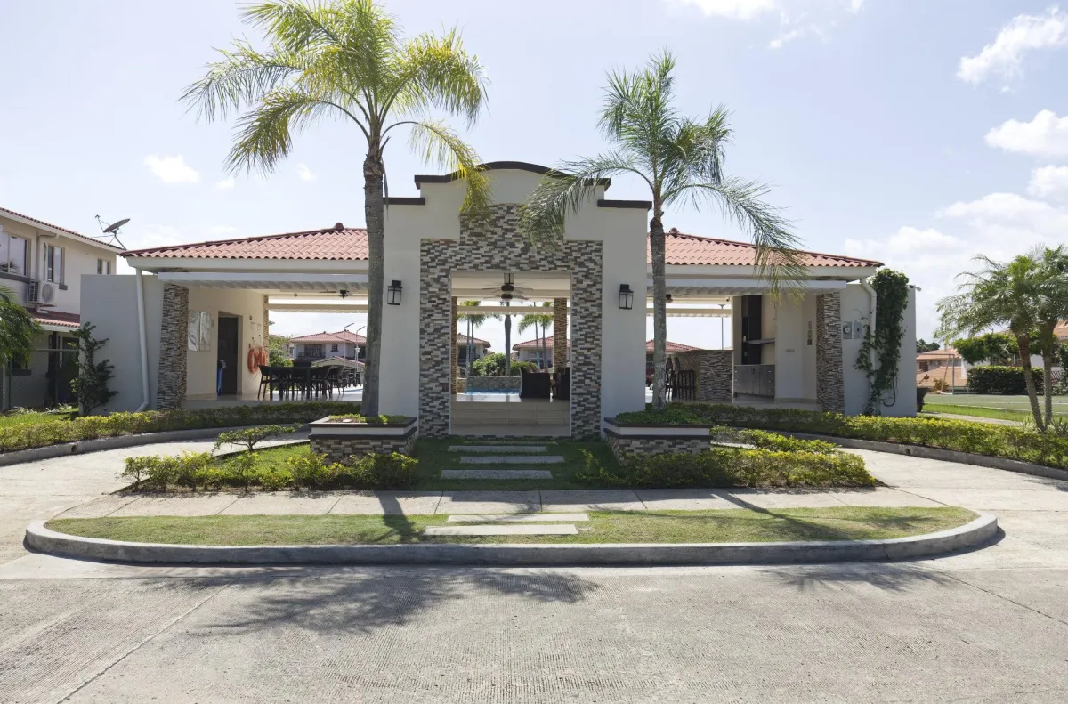 Two-story house for sale in Costa Verde