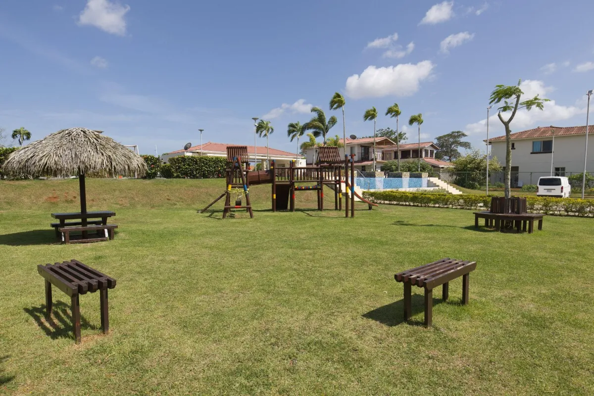 Two-story house for sale in Costa Verde