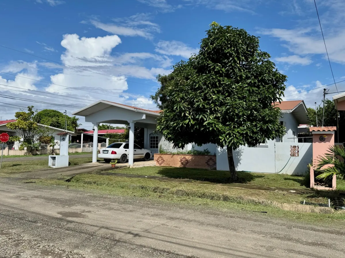 HOUSE FOR SALE ON BOULEVARD DE LAS TABLAS