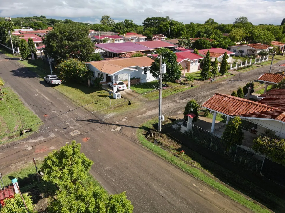HOUSE FOR SALE ON BOULEVARD DE LAS TABLAS