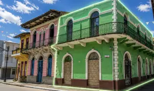 Edificio histórico con fachada de arcos en Santa Ana.