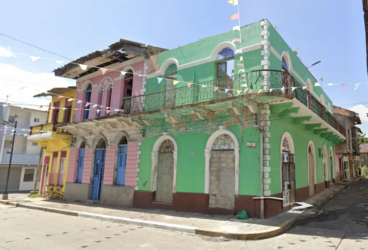 Edificio histórico con fachada de arcos en Santa Ana.
