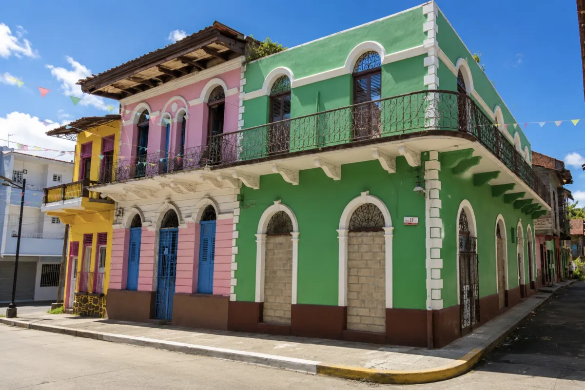 Edificio histórico con fachada de arcos en Santa Ana.