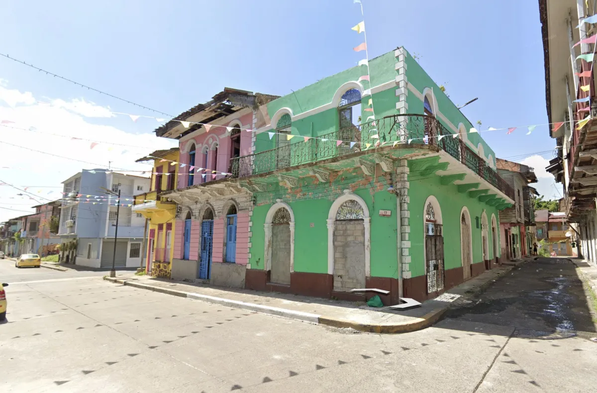 Edificio histórico con fachada de arcos en Santa Ana.