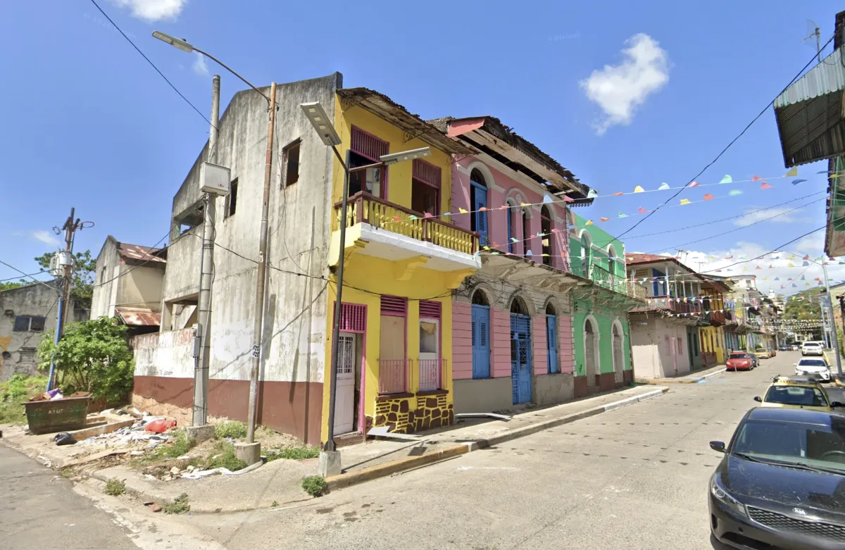 Edificio histórico con fachada de arcos en Santa Ana.