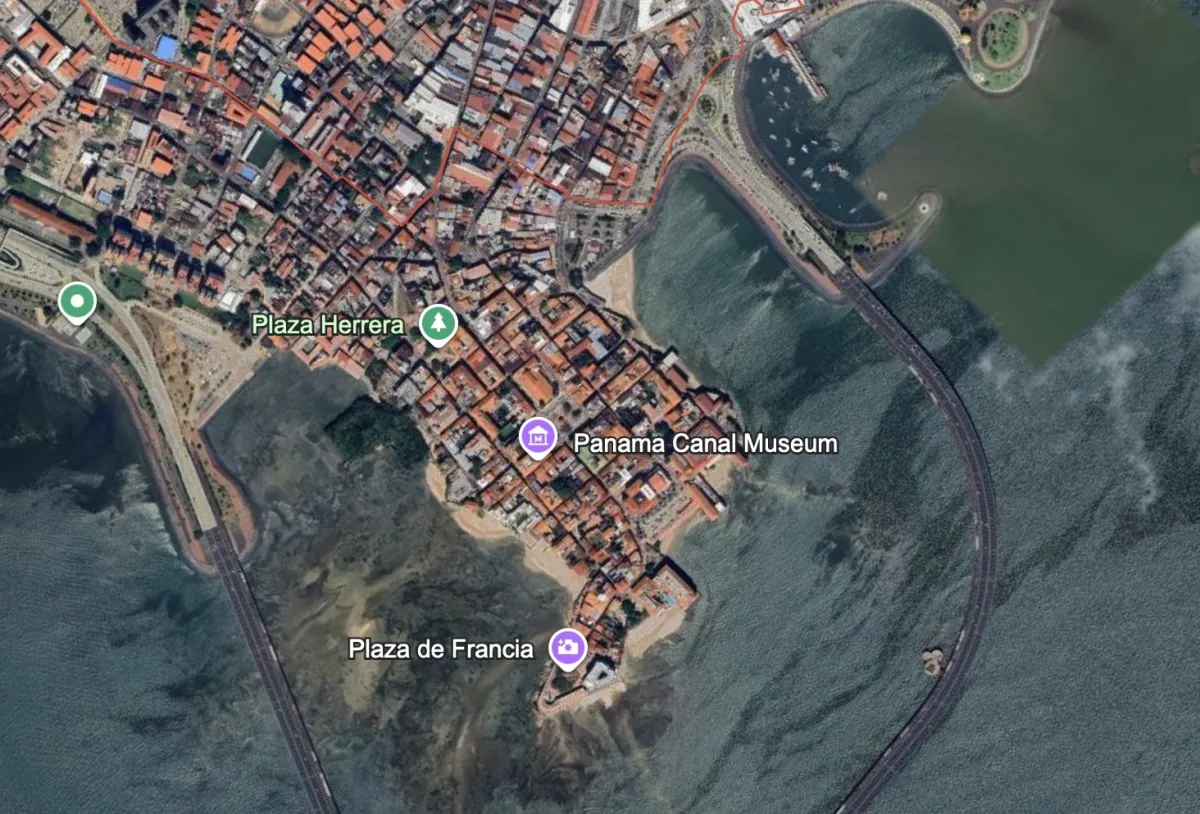 Edificio histórico con fachada de arcos en Santa Ana.