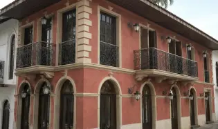Edificio para restaurar en Santa Ana. (Casa Carolina)