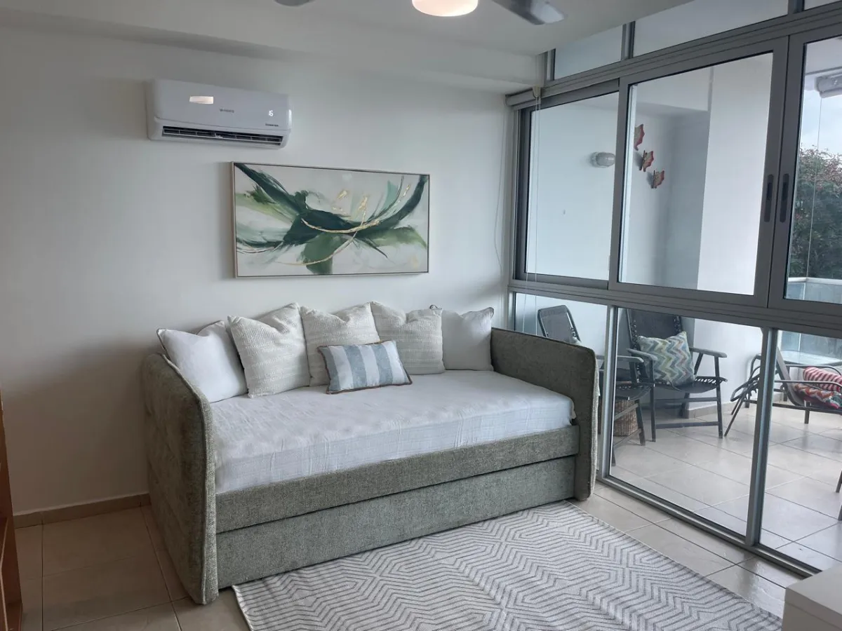 Apartamento de 2 habitaciones en PH Coronado Bay lado del amanecer