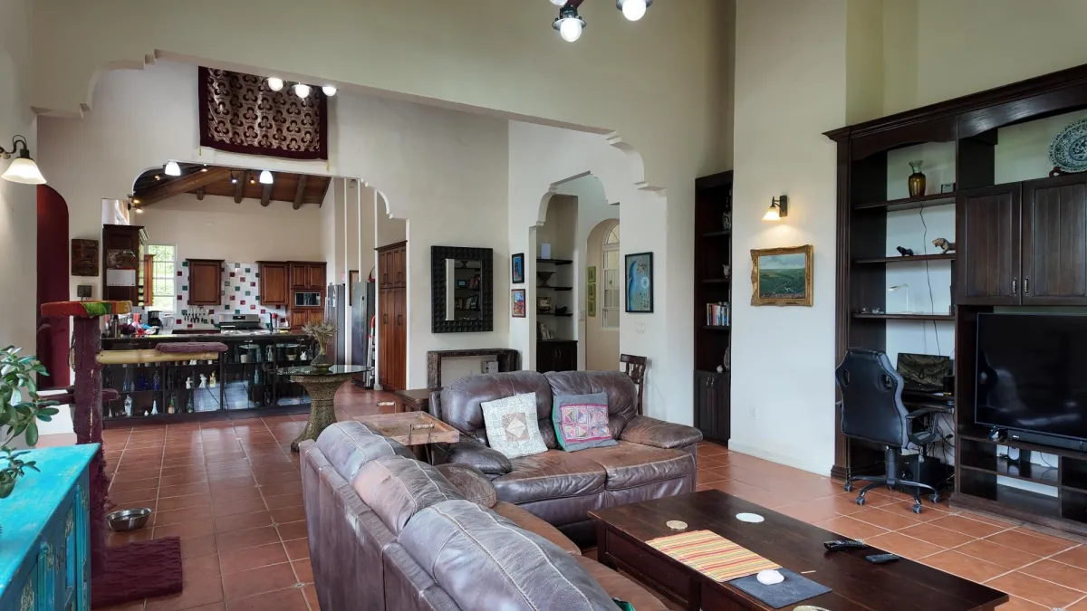 Spacious Home for Sale in Altos del Maria with Pan
