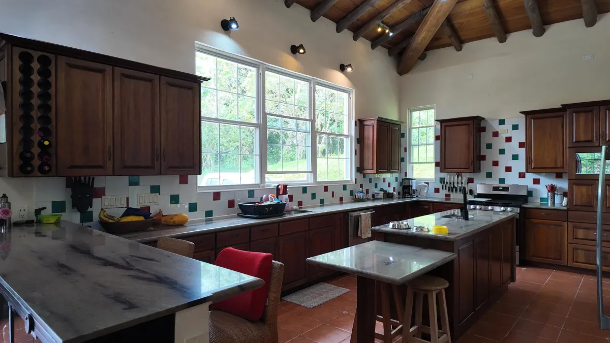 Spacious Home for Sale in Altos del Maria with Pan
