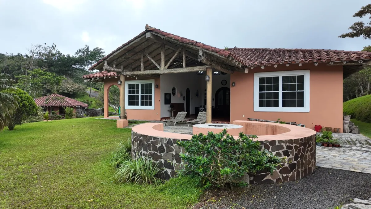 Spacious Home for Sale in Altos del Maria with Pan