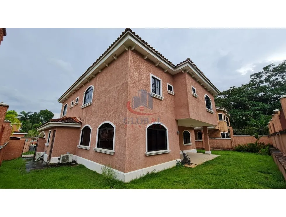 Villa à Llanos de Curundu à vendre
