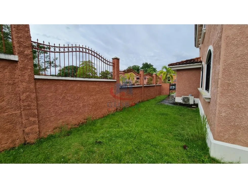 Villa à Llanos de Curundu à vendre