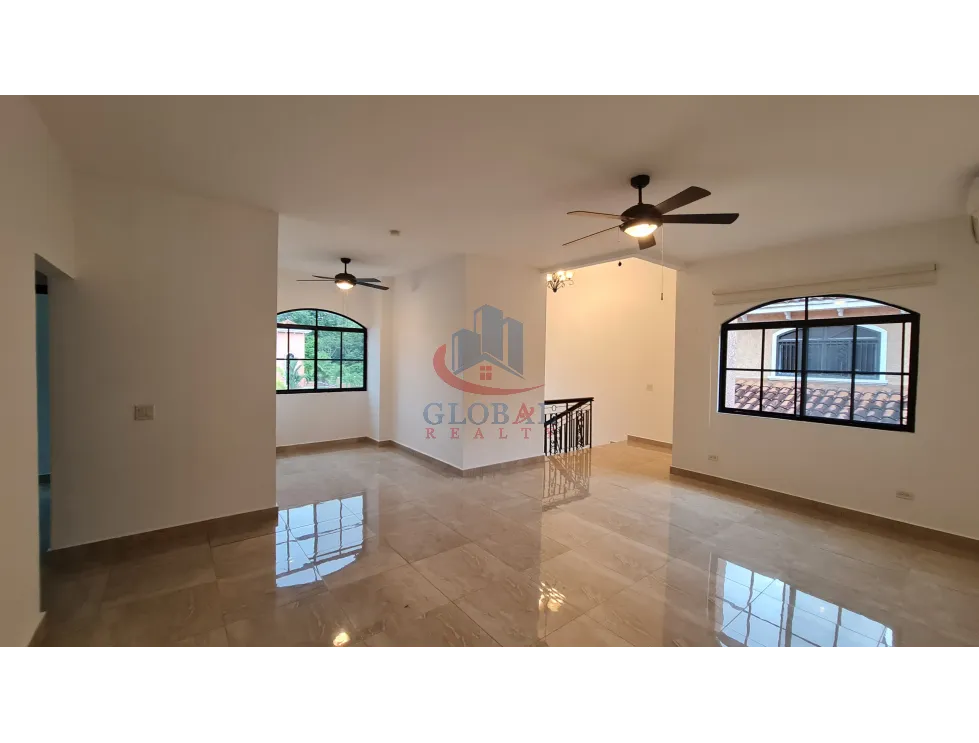 Villa à Llanos de Curundu à vendre