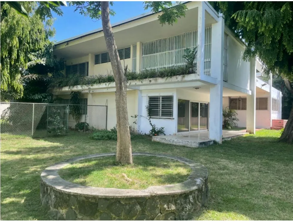 Corner House for Sale - 1,784.50 m² of Land in Obarrio, Panama