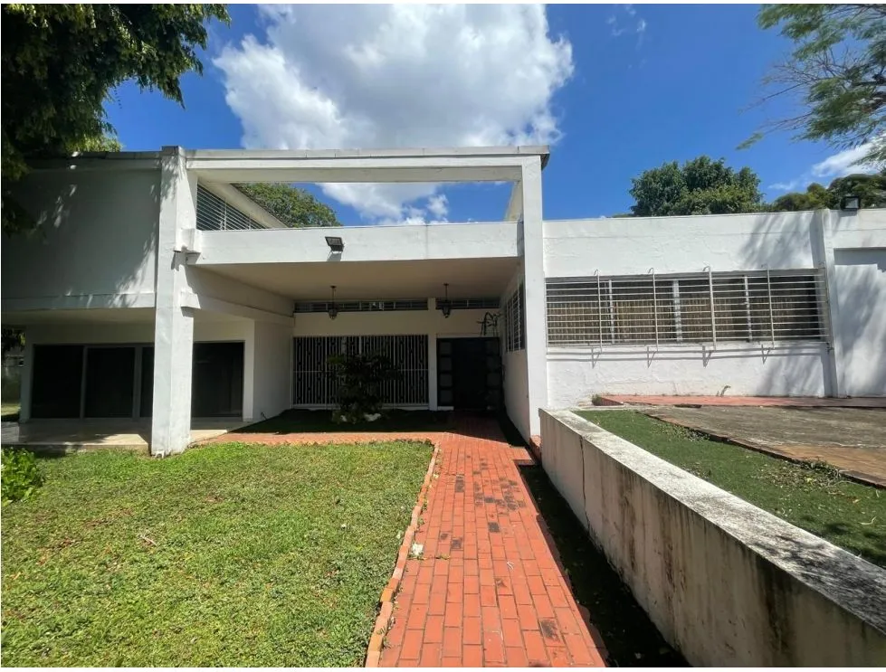Corner House for Sale - 1,784.50 m² of Land in Obarrio, Panama