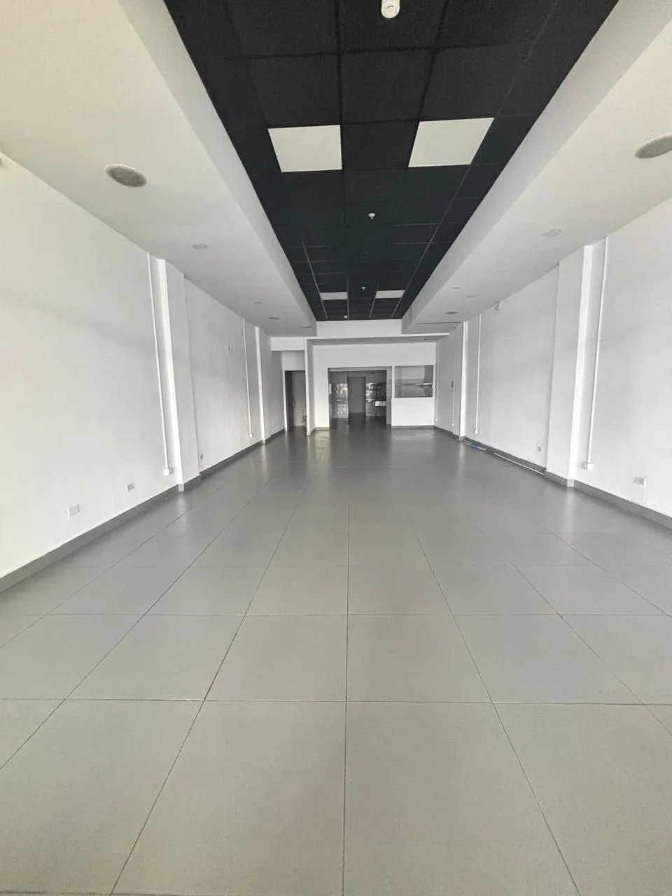 Espace commercial à Costa del Este à louer