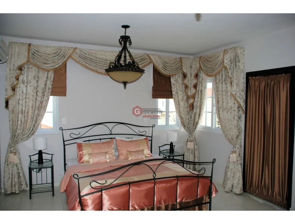 COSTA SUR / VILLA VALENCIA / 369M / 4 HABITACION / 2 NIVELES / PISCINA