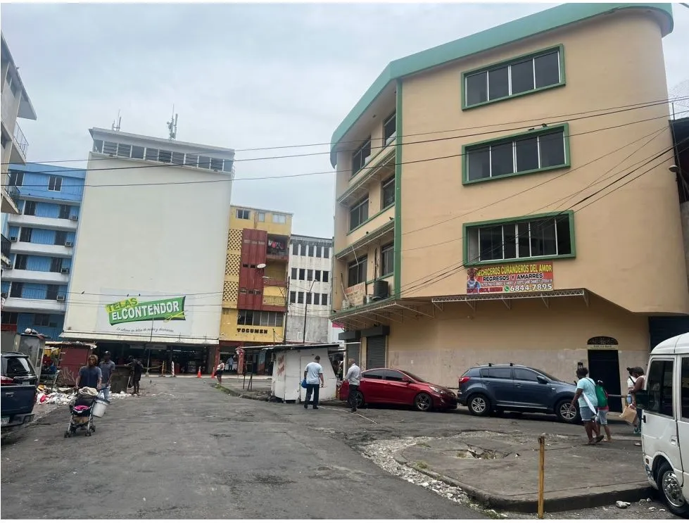 Calidonia Main Avenue / 3-Level Building / Central Location
