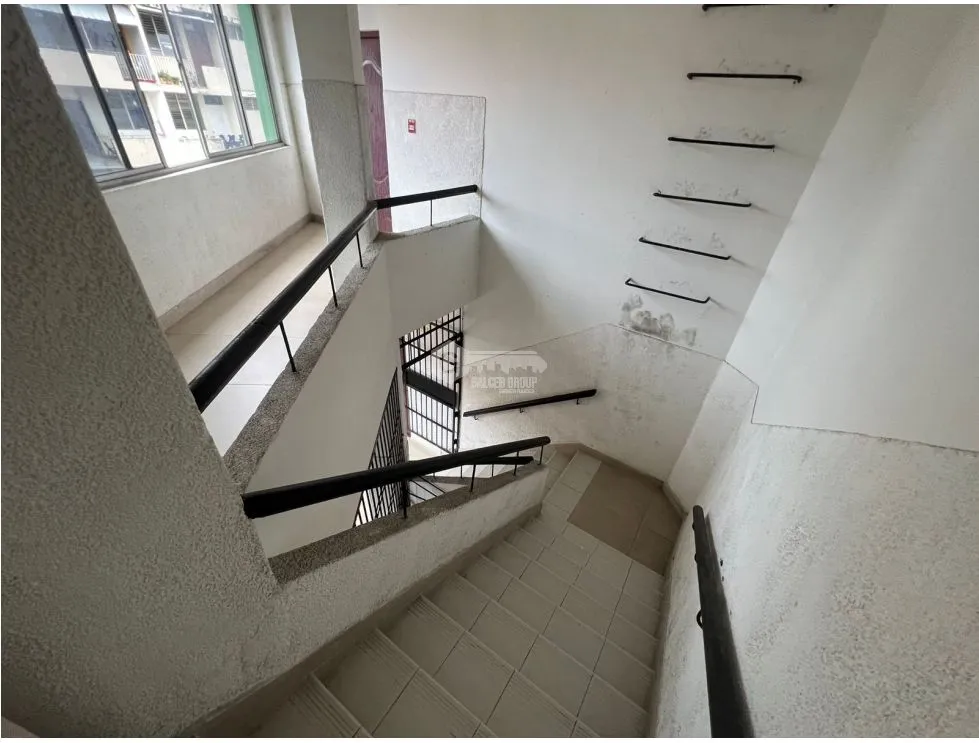 Calidonia Main Avenue / 3-Level Building / Central Location