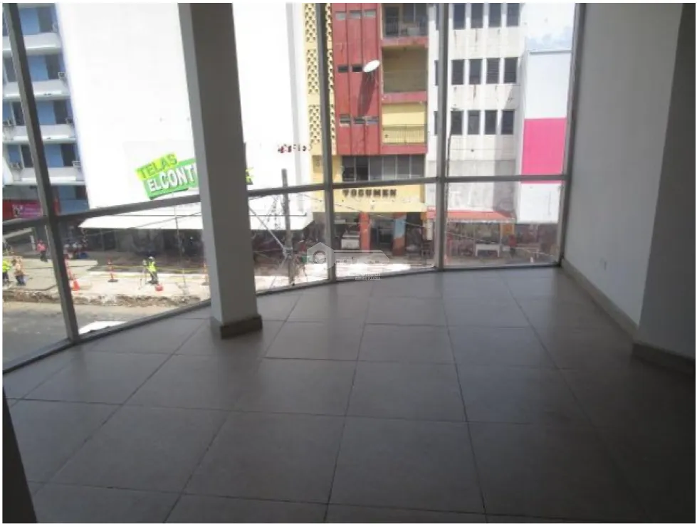 Calidonia Main Avenue / 3-Level Building / Central Location