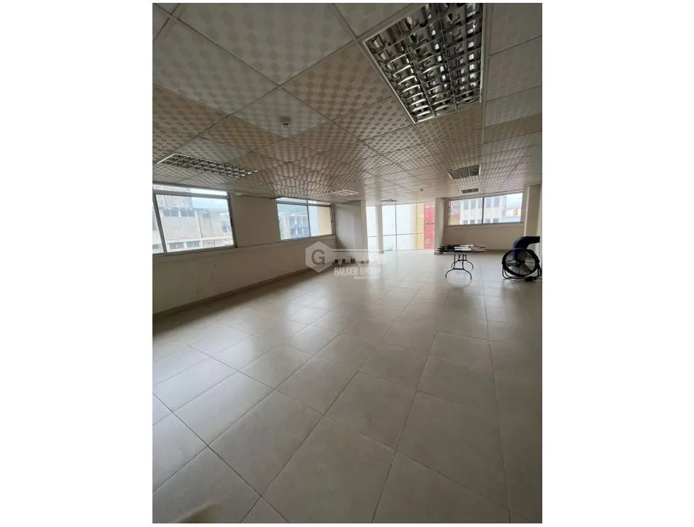 Calidonia Main Avenue / 3-Level Building / Central Location