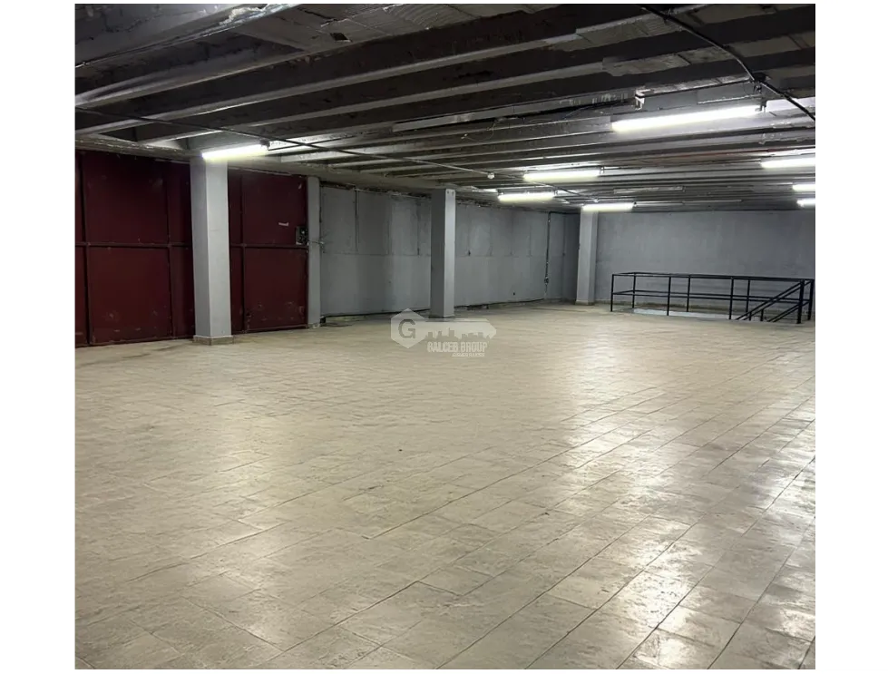 CALIDONIA / COMMERCIAL WAREHOUSE / 3 LEVELS / ON MAIN AVENUE / 930M / WITH ELEVATOR
