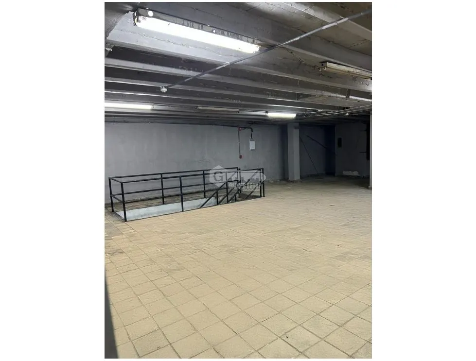 CALIDONIA / COMMERCIAL WAREHOUSE / 3 LEVELS / ON MAIN AVENUE / 930M / WITH ELEVATOR